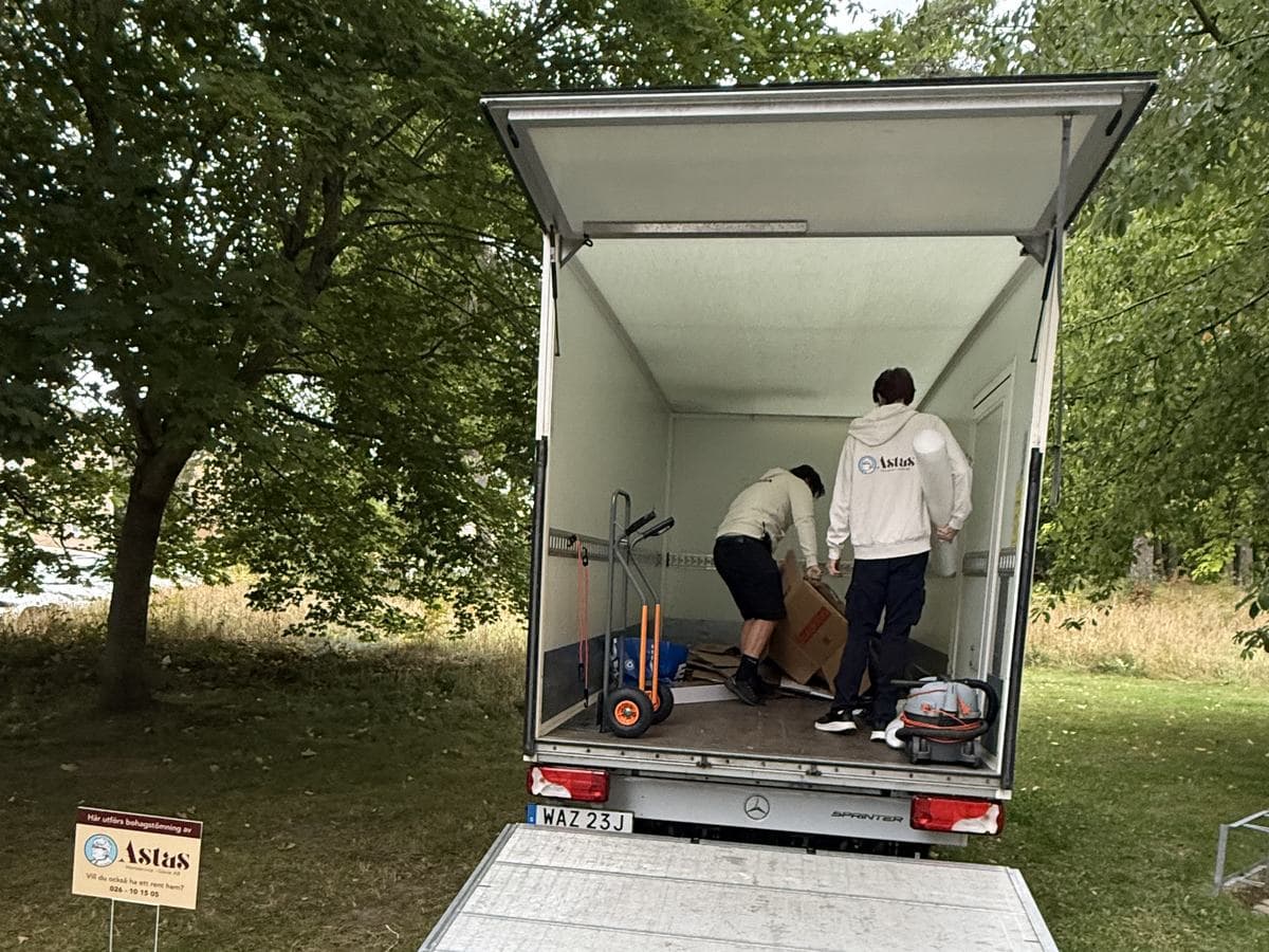 Medarbetare från Astas lastar en transportbil